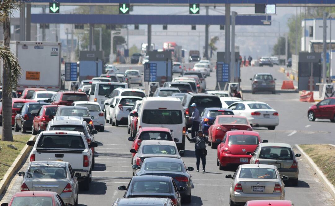 Los bikers gandallas pasaron por unos terrenos para evitar el pago de la caseta | Foto: Agencia Es Imagen para El Universal Puebla