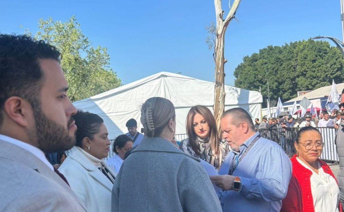 Maiella Gómez escucha y atiende a trabajadores de educación media superior
