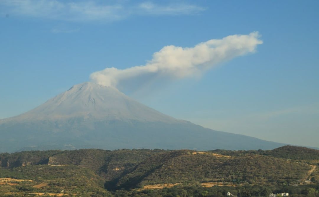 El volcán Popocatépetl ha mantenido una actividad constante en los últimos días, por lo que Izúcar de Matamoros se prepara ante cualquier emergencia. | Foto: Agencia Es Imagen para El Universal Puebla