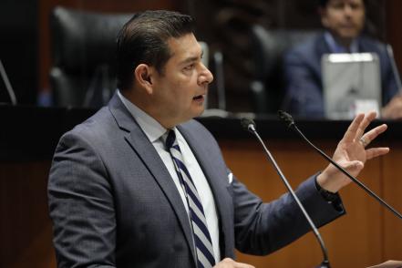 Exige Armenta frenar abusos en el cobro de comisiones bancarias