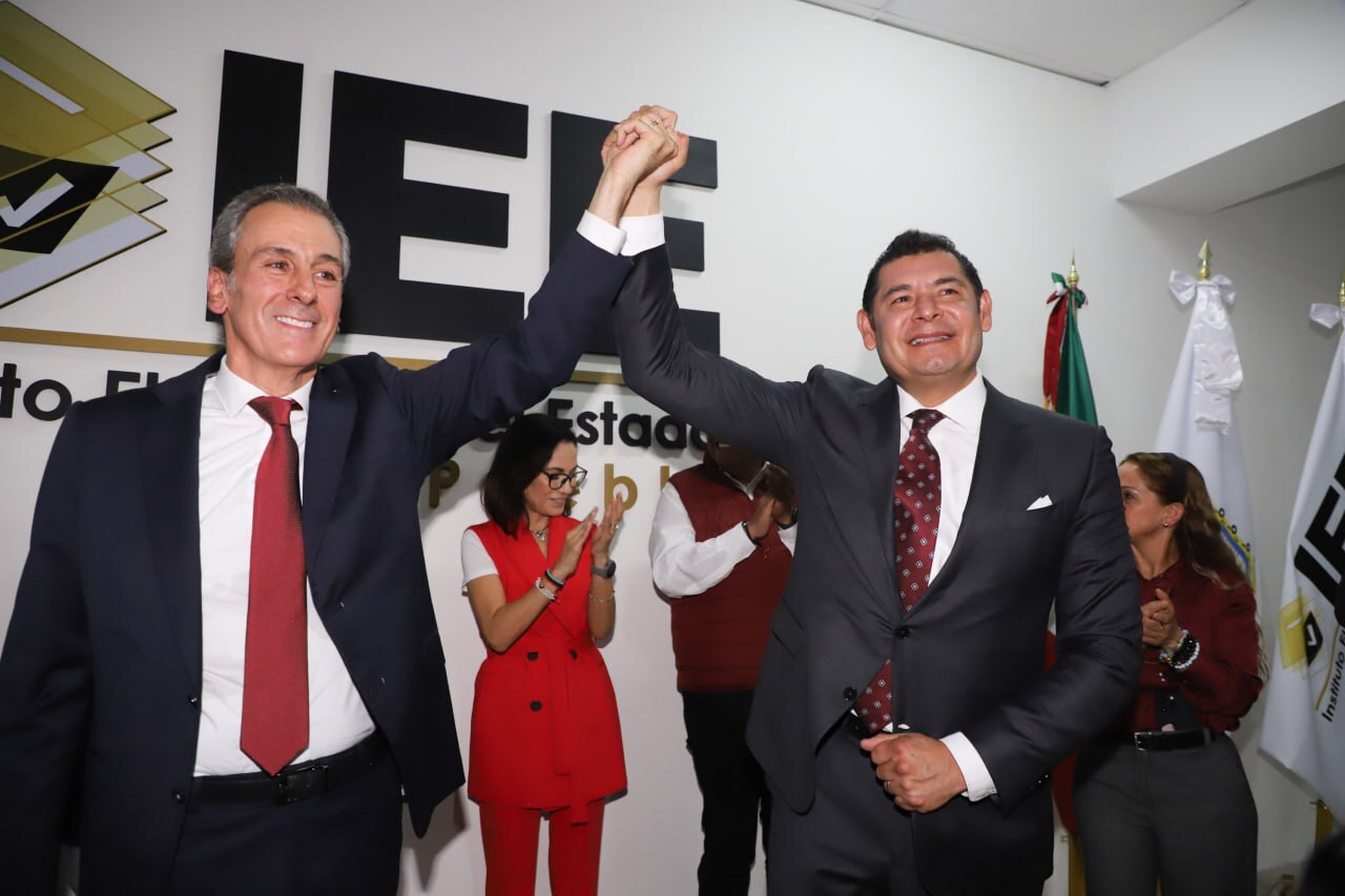 Alejandro Armenta y Pepe Chedraui acudieron ante el IEE para el registro de sus expedientes | Foto: EsImagen