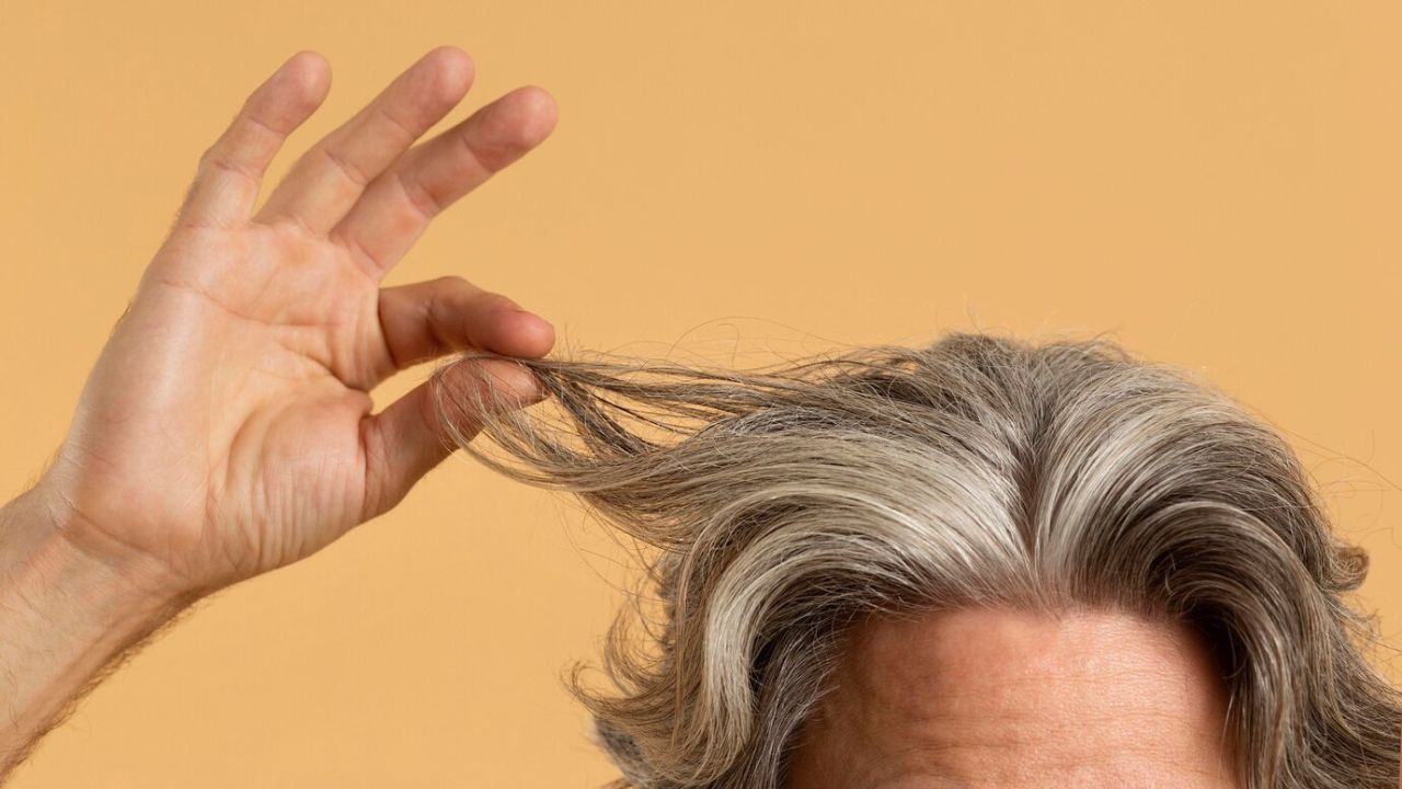 Con este truco oscurecerás tu pelo. Fuente: Freepik.