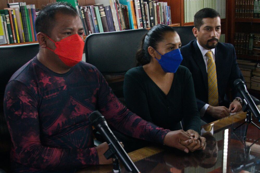 Raúl Reyes y María Guadalupe Lezama, padres del menor presuntamente violentado sexualmente por Saúl Huerta, diputado de Morena; y Teófilo Benítez, nuevo abogado encargado del caso. Foto: Cuartoscuro