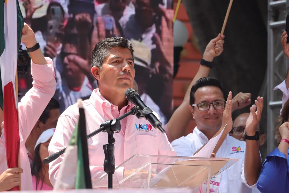 Lalo Rivera encabezó la marcha de la Marea Rosa/ Foto: EsImagen