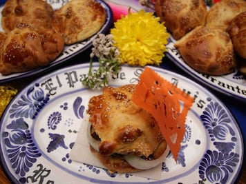 HOJALDRA DE MOLE PARA LA TEMPORADA DE MUERTOS