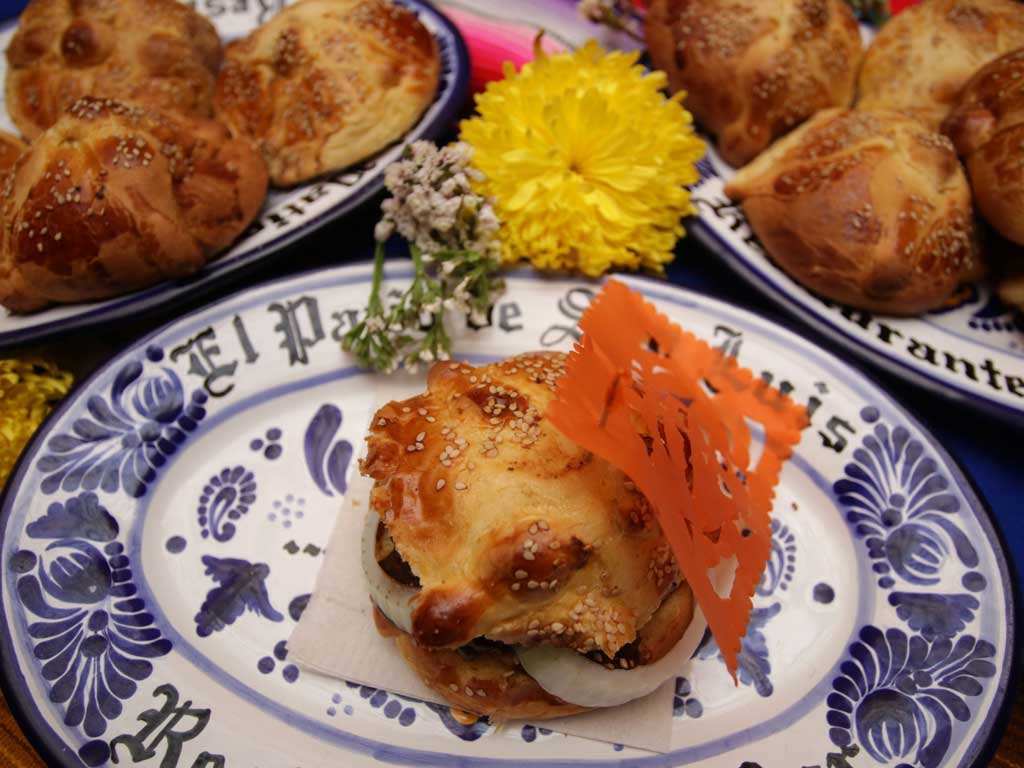 HOJALDRA DE MOLE PARA LA TEMPORADA DE MUERTOS