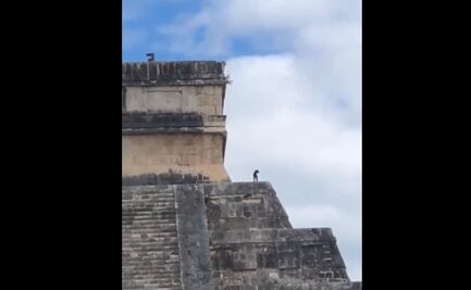 Perrito contempla el paisaje desde la cima de Chichen Itzá 