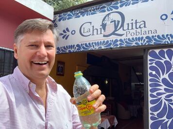 Exembajador Landau regresa a Puebla a comer chalupas