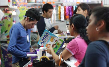 Padres de familia recurren a tianguis para comprar útiles y uniformes