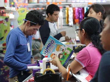 Padres de familia recurren a tianguis para comprar útiles y uniformes