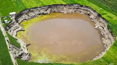 El nivel del agua del socavón de Puebla ha bajado, muestran imágenes de dron