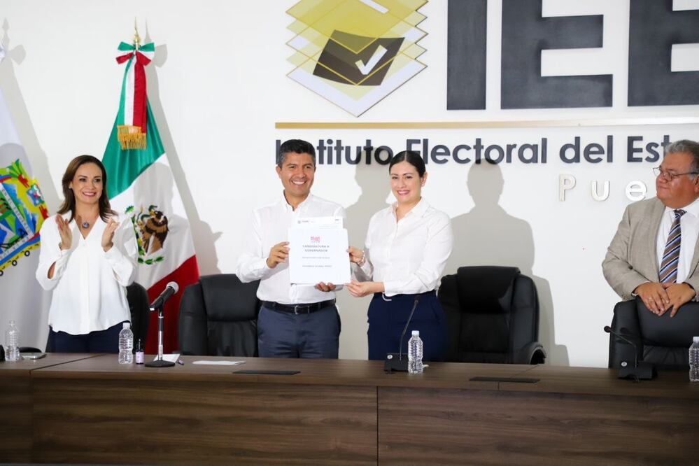 Lalo Rivera asistió al IEE para registrarse como candidato a la gubernatura de Puebla | Especial