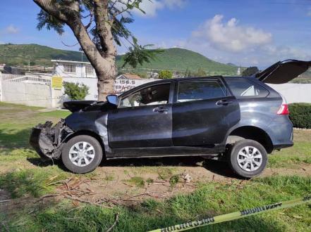 Se estrella contra un árbol, una pasajera muere y huye