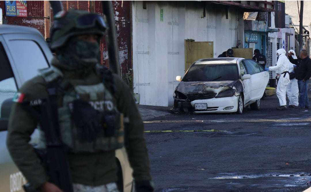 Los 6 sujetos llegaron al bar Lacoss a bordo de tres motocicletas y después lo incendiaron | Foto: EsImagen
