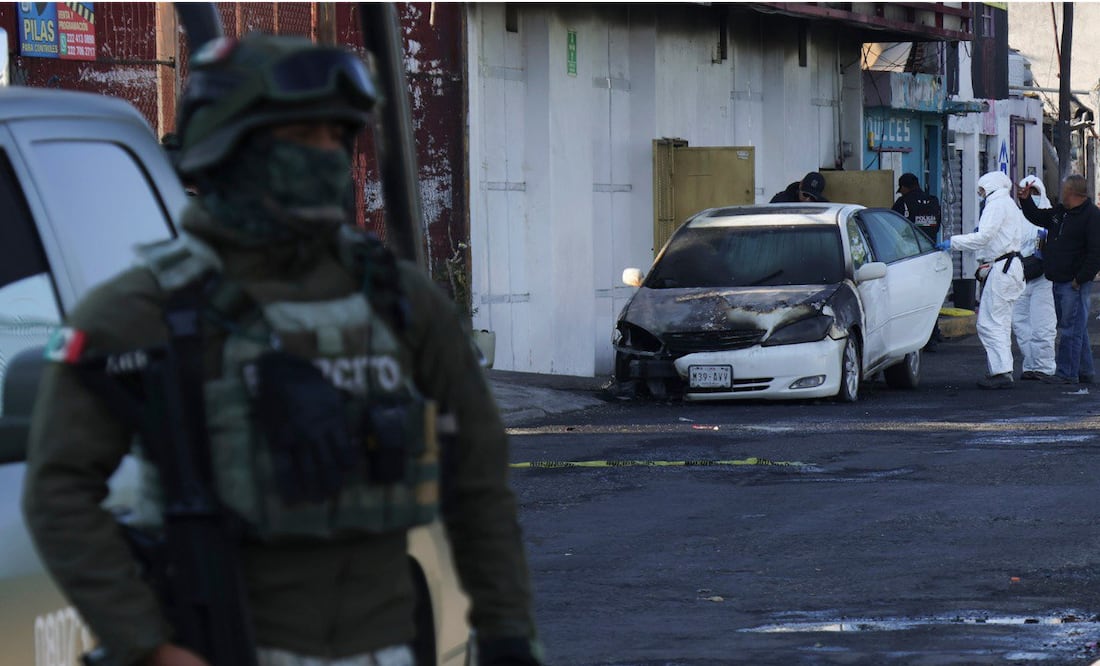 Los 6 sujetos llegaron al bar Lacoss a bordo de tres motocicletas y después lo incendiaron | Foto: EsImagen