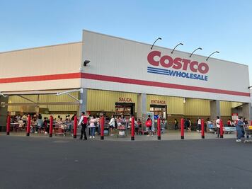 VIDEO Clientes se disputan a golpes los pasteles de Costco en Angelópolis