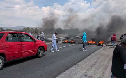 Pobladores bloquean ambos sentidos de autopista Puebla-Orizaba