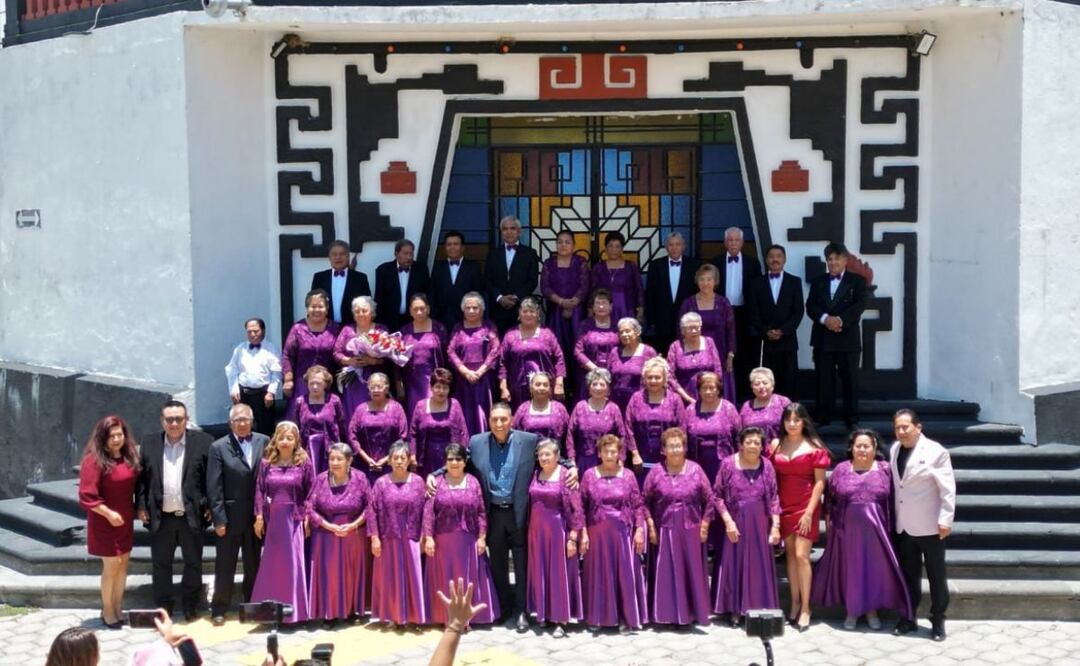 41 adultas mayores de Atlixco celebraron su fiesta de 15 años luciendo un hermoso vestido morado y en compañía de sus chambelanes | Foto: Facebook Metepec Junta Auxiliar