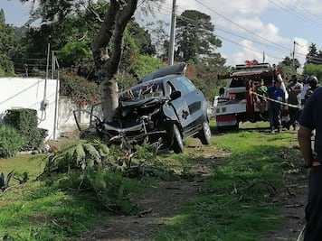Se estrella contra un árbol, una pasajera muere y huye