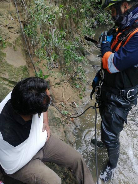 Avientan a hombre a barranca tras asaltarlo en la Naciones Unidas