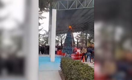 VIDEO ¡Fallido encendido! Árbol de Navidad se incendia en escuela de Tecamachalco