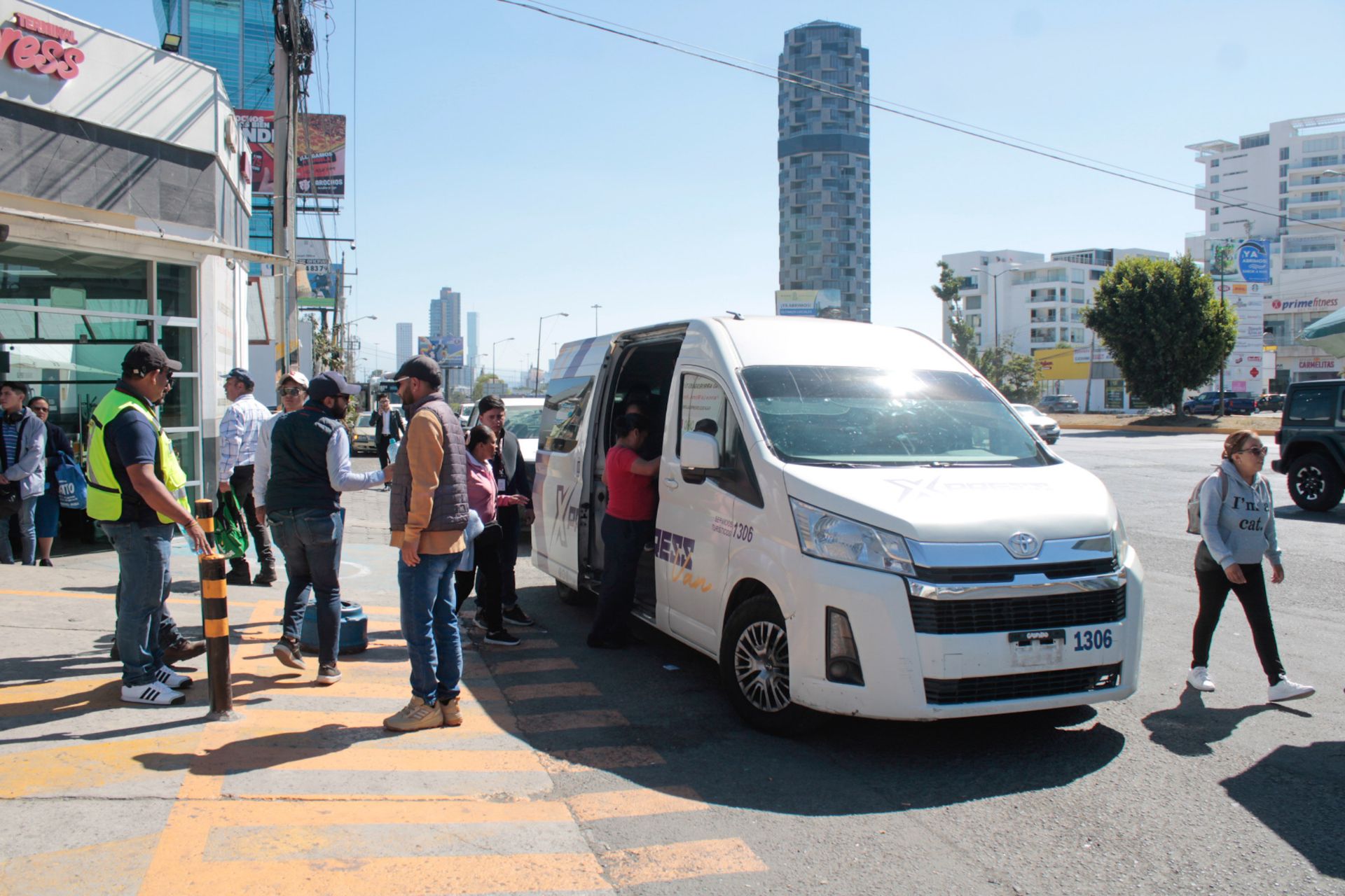 Retiran taxis piratas de la Vía Atlixcáyotl y ofrecen ruta gratis a Lomas de Angelópolis