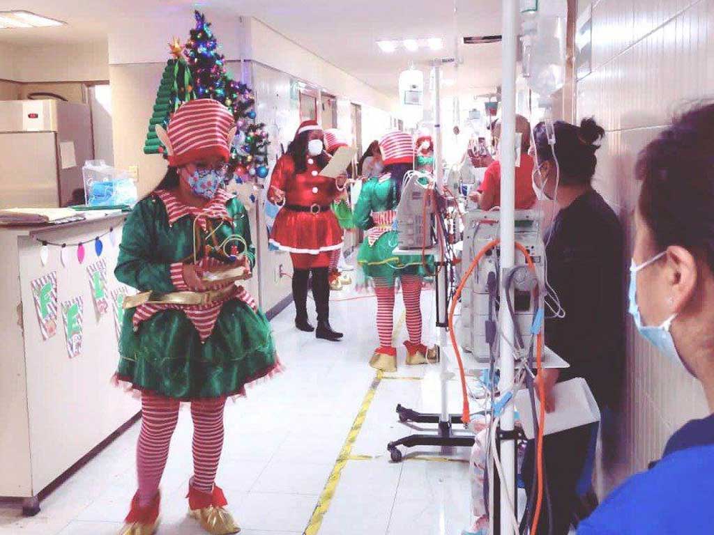 Elfos y ayudantes de Santa visitan a niños con cáncer