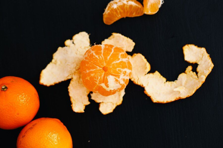 El aroma fresco de las naranjas puede actuar como un limpiador energético para el hogar. Fuente: Freepik.