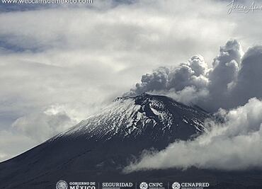 Volcán Popocatépetl amanece con impresionante fumarola entre las nubes