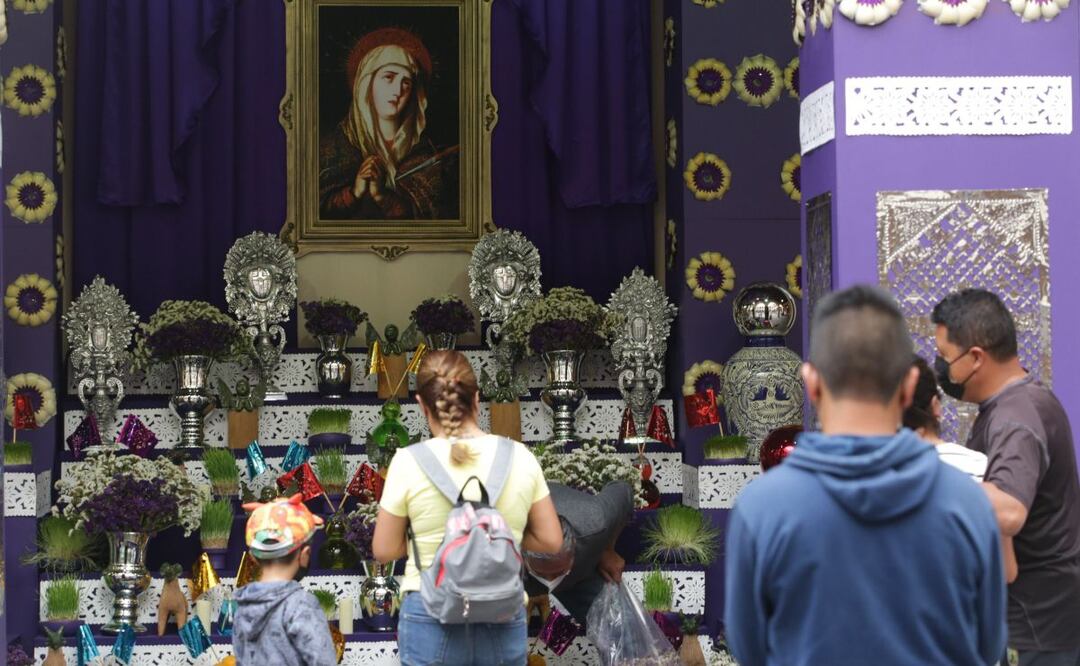 La imagen de la Virgen de los Dolores es llevada en Procesión de Viernes Santo en El Carmen. | Foto: Agencia Es Imagen para El Universal Puebla