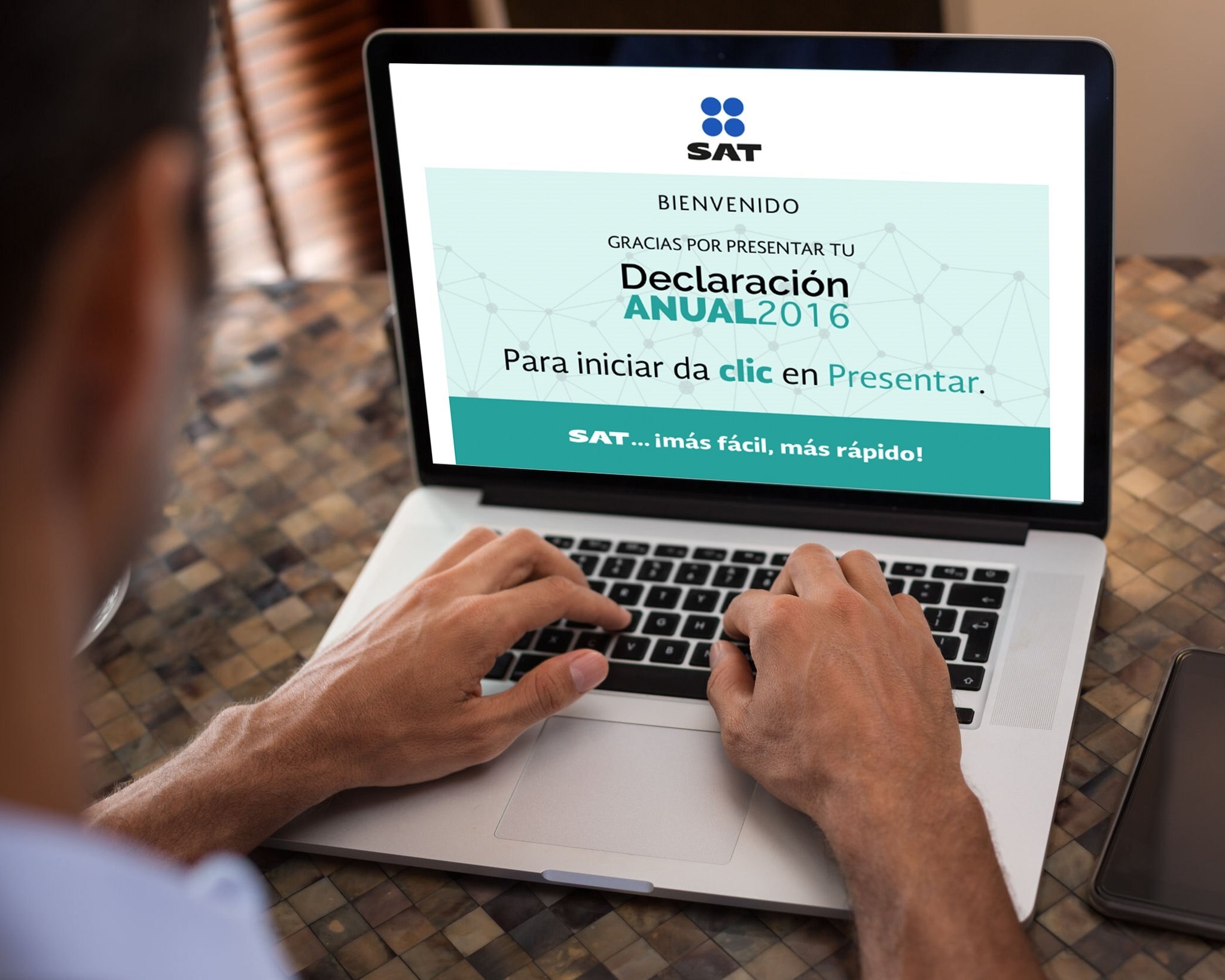 Con este nuevo cambio, el SAT busca agilizar los trámites fiscales y reducir las complicaciones en el proceso de declaración, facilitando así el cumplimiento tributario y permitiendo a los contribuyentes concentrarse más en el desarrollo de sus actividades económicas.


Foto: Producción El Universal Puebla