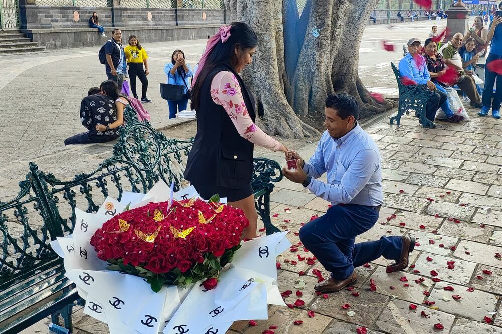 Pareja se compromete en pleno zócalo de Puebla / Foto EsImagen