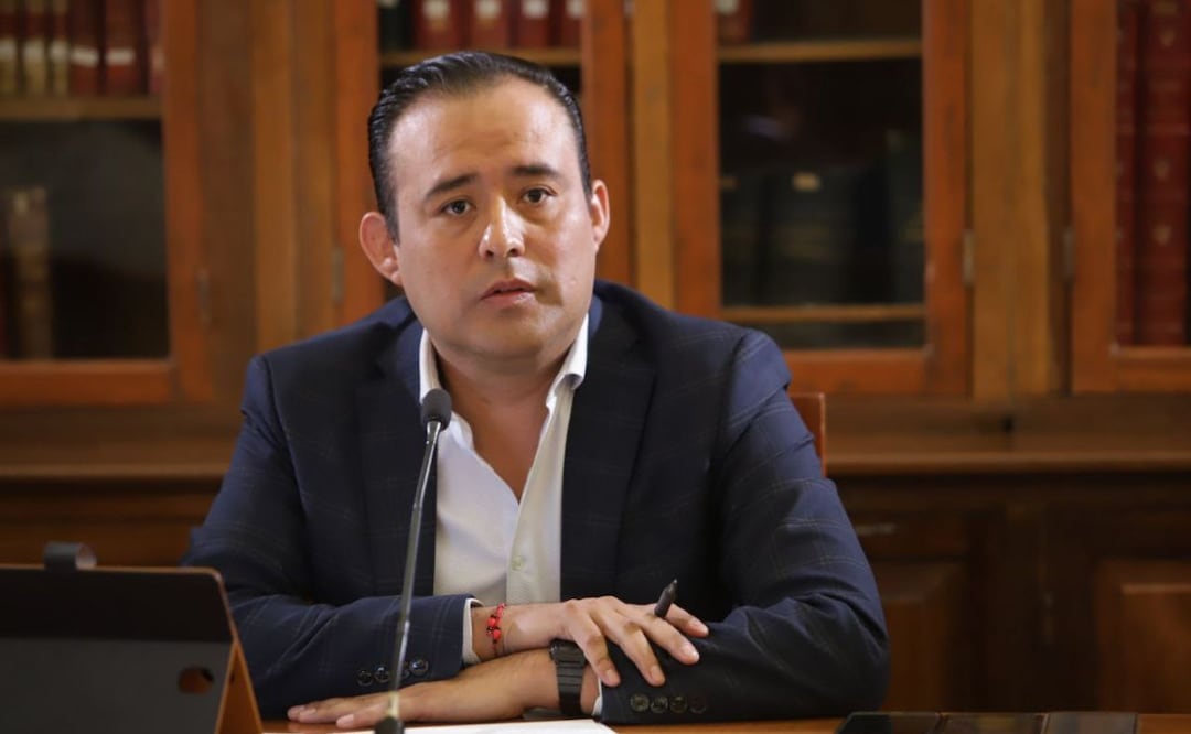 El diputado Eduardo Castillo dijo que en mayo se define la posible comparecencia de la secretaria de Planeación y Finanzas. | Foto: Agencia Es Imagen para El Universal Puebla