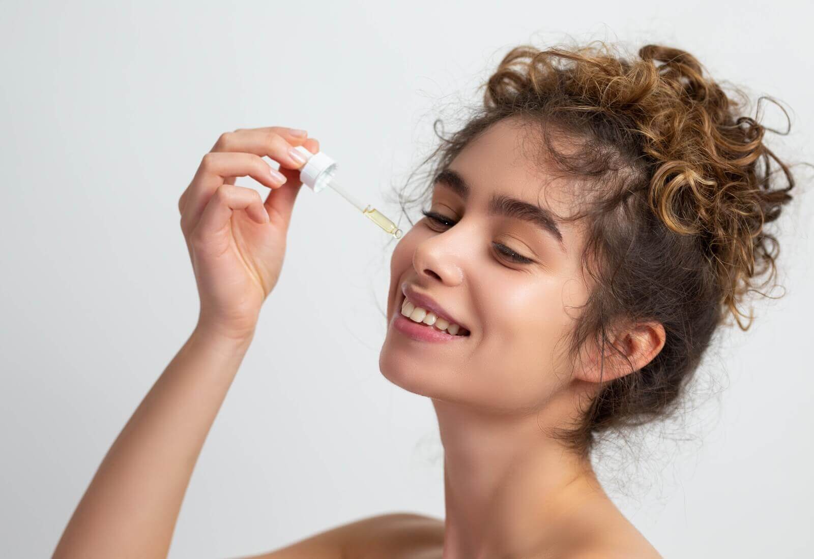 El colágeno es la proteína estructural más abundante en el cuerpo y juega un papel crucial en la formación de una red fibrosa de células denominadas fibroblastos, que refuerzan la piel.

Foto: Producción El Universal Puebla