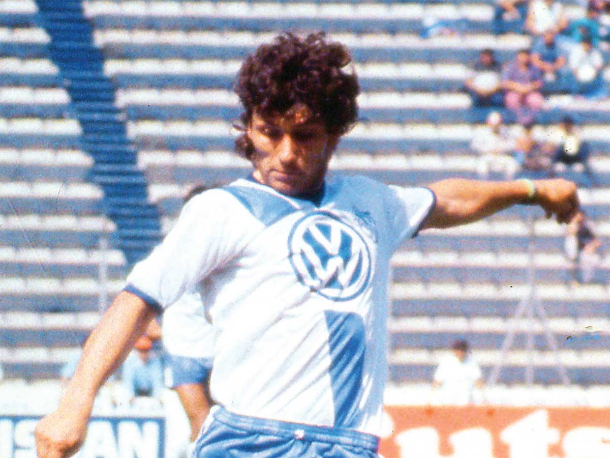Nacido el 13 de octubre de 1963 en Santiago, Chile, fue un futbolista chileno reconocido por su robusta constitución física y apodado "El Búfalo". 

Foto: Producción El Universal Puebla