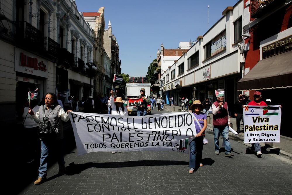 En la ciudad de Puebla se manifestaron por la paz en el Medio Oriente | Foto: Agencia Es Imagen para El Universal Puebla