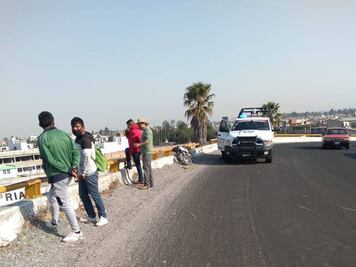 Muere motociclista que cayó del puente del Periférico hacia la libre a Tehuacán