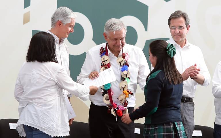 Desde el inicio de la administración del presidente Andrés Manuel López Obrador, se han otorgado becas a 23.37 millones de estudiantes en todos los niveles educativos, con una inversión histórica que supera los 404 mil millones de pesos. 

Foto: Producción El Universal Puebla