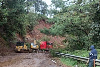 Autobús de ADO se queda varado en carretera Huauchinango-Xicotepec por derrumbe