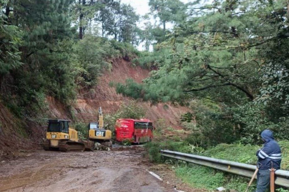 Un ADO se quedó varado en la carretera Huauchinango-Xicotepec | Foto: X Secretaría de Infraestructura