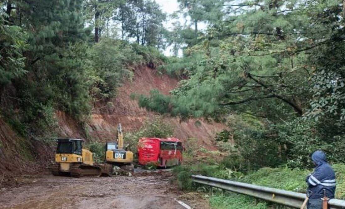Un ADO se quedó varado en la carretera Huauchinango-Xicotepec | Foto: X Secretaría de Infraestructura