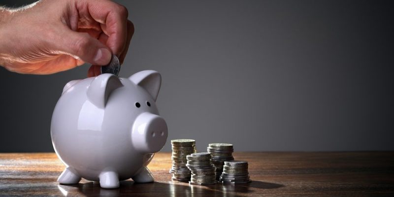 ¿Cómo aplicar la regla 50/30/20 para ahorrar dinero?