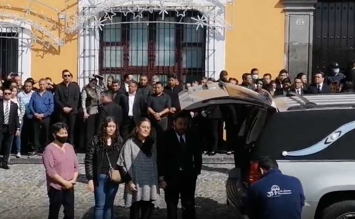 Con mariachi y banda reciben el cuerpo de Barbosa en Casa Aguayo