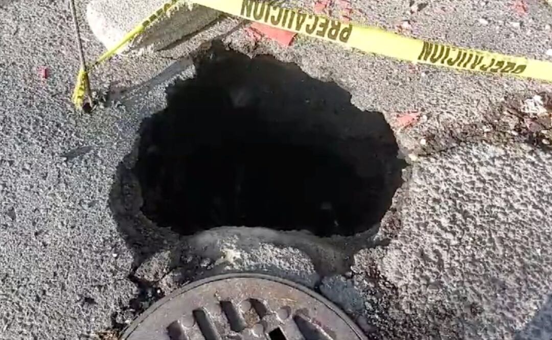 En el Bulevar 5 de Mayo y la calle 36 Poniente se reportó la aparición de un hundimiento | Foto: X @SicomNoticias_