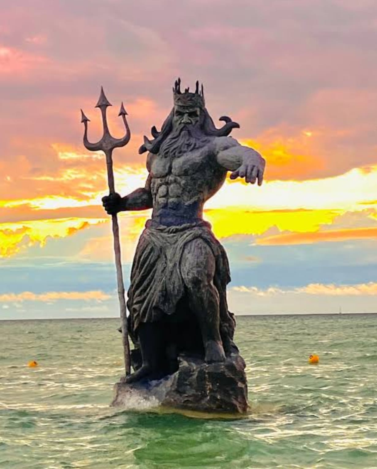 A medida que se acerca el huracán Beryl, crece la polémica sobre la escultura de Poseidón