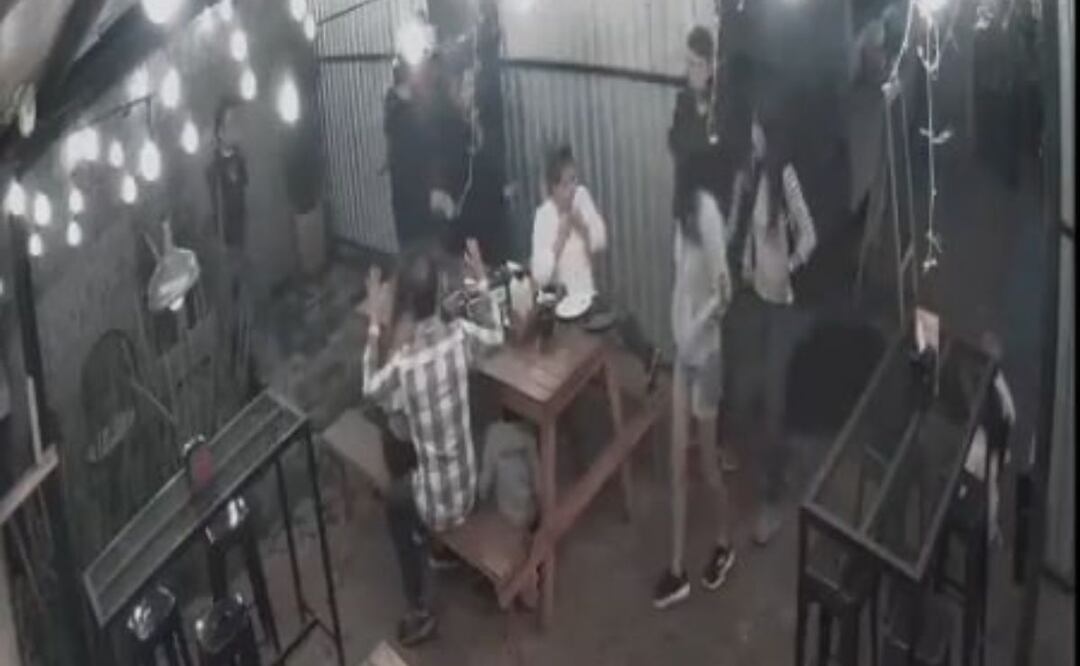 En video quedó captado un asalto al restaurante Mr. Taco en San Andrés Cholula | Foto: Captura Twitter ImagenTv