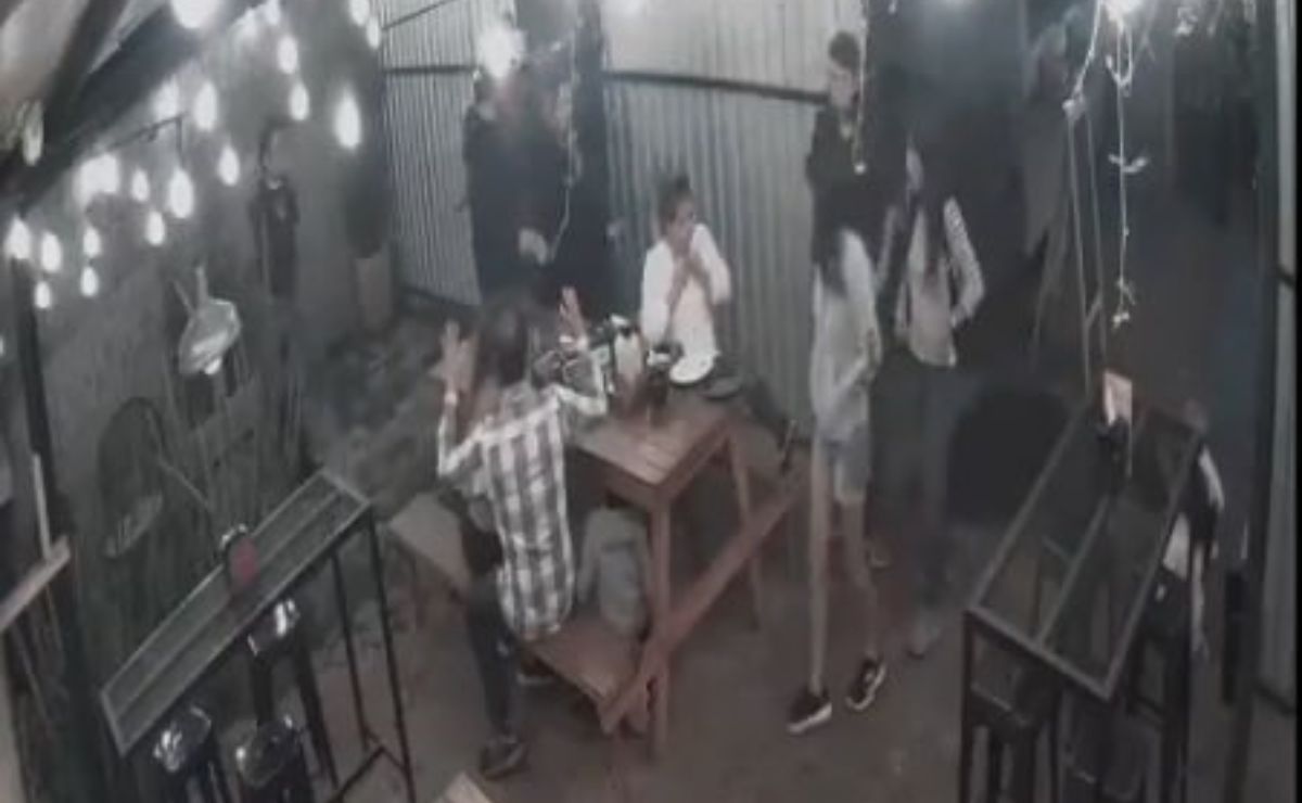 VIDEO. Hombres armados asaltan Mr. Taco en San Andrés Cholula