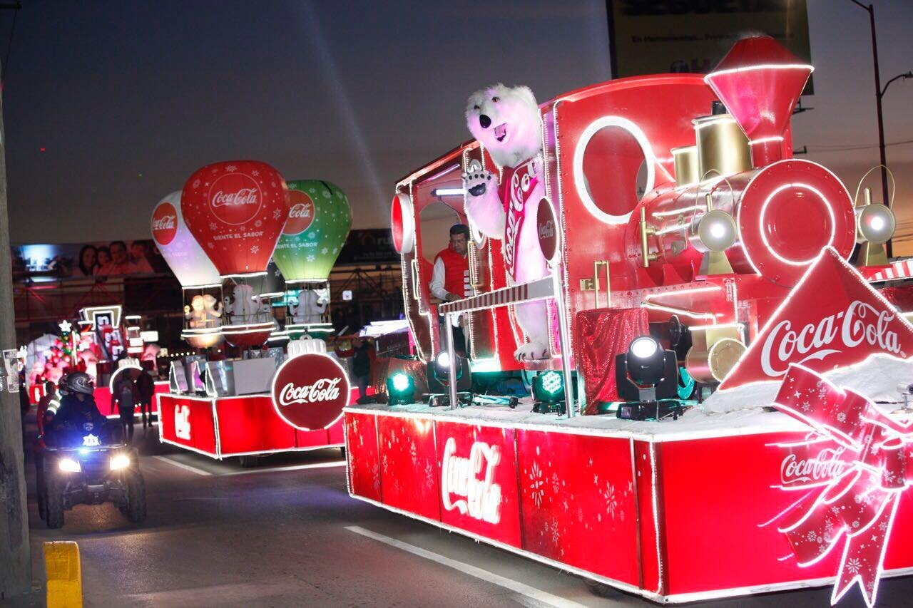 Se tiene previsto que la Caravana Coca-Cola pase por la Capilla de Dolores a las 19:15 horas, por el Ángel Custodio a las 19:40 horas, y finalice alrededor de las 21:00 horas cerca de la Fiscalía General del Estado.

Foto: Producción El Universal Puebla 