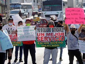 Locatarios de Amalucan cierran vialidad; exigen inicie remodelación del mercado