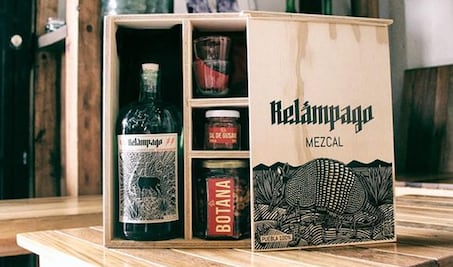 Estos son los mejores mezcales hechos en Puebla para regalar en Navidad